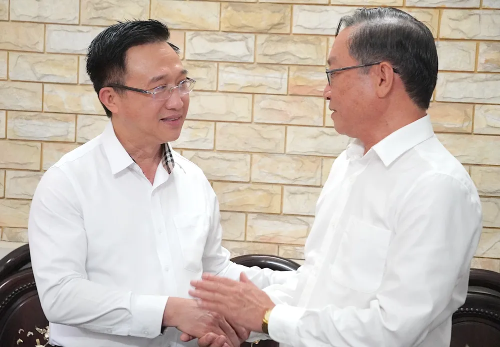 Đồng chí Đặng Minh Thông thăm GS-TS-BS Nguyễn Tấn Bỉnh. Ảnh: QUANG HUY