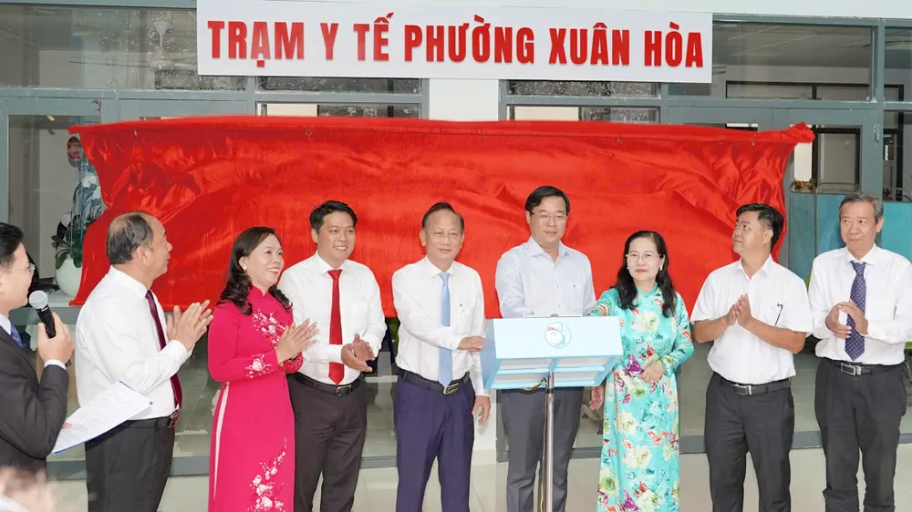 Đồng chí Lê Quốc Phong cùng các đại biểu ấn nút khởi động đưa trạm y tế vào hoạt động. Ảnh: HOÀNG HÙNG