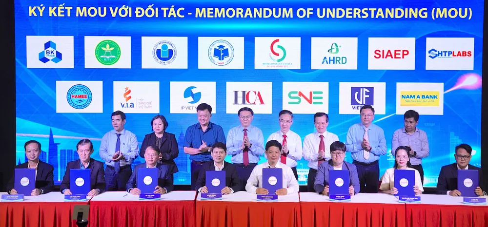 Nghi thức ký kết biên bản ghi nhớ hợp tác giữa sàn với các đối tác. ẢNH QUANG HUY