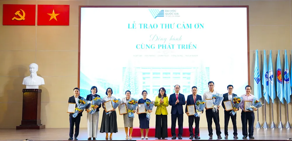 Ban giám đốc ĐHQG TPHCM tôn vinh các nhà khoa học tiêu biểu. ẢNH QUANG HUY