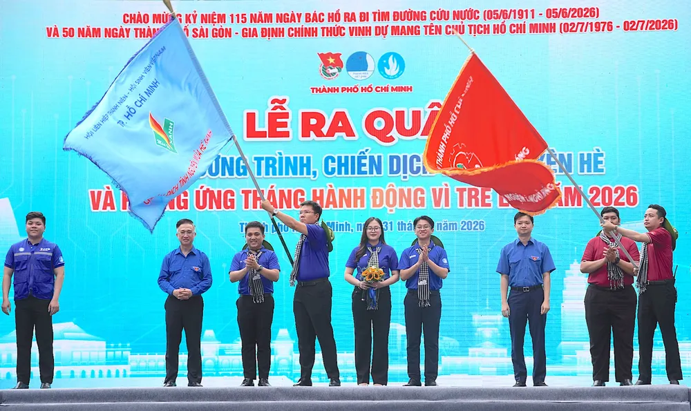Đồng chí Đặng Minh Thông (thứ 2 từ trái vào) trao cờ xuất quân cho các đội tình nguyện. ẢNH QUANG HUY