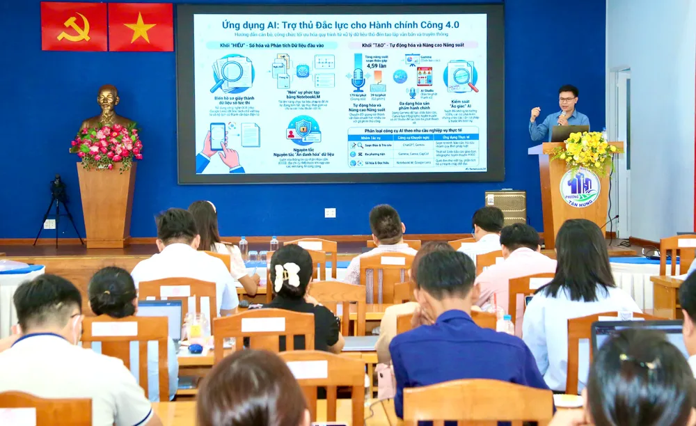 Chuyên gia đến từ Phòng thí nghiệm công nghệ phần mềm, Trường Đại học Khoa học Tự nhiên – ĐHQG TPHCM hướng dẫn tại lớp học. QUANG HUY