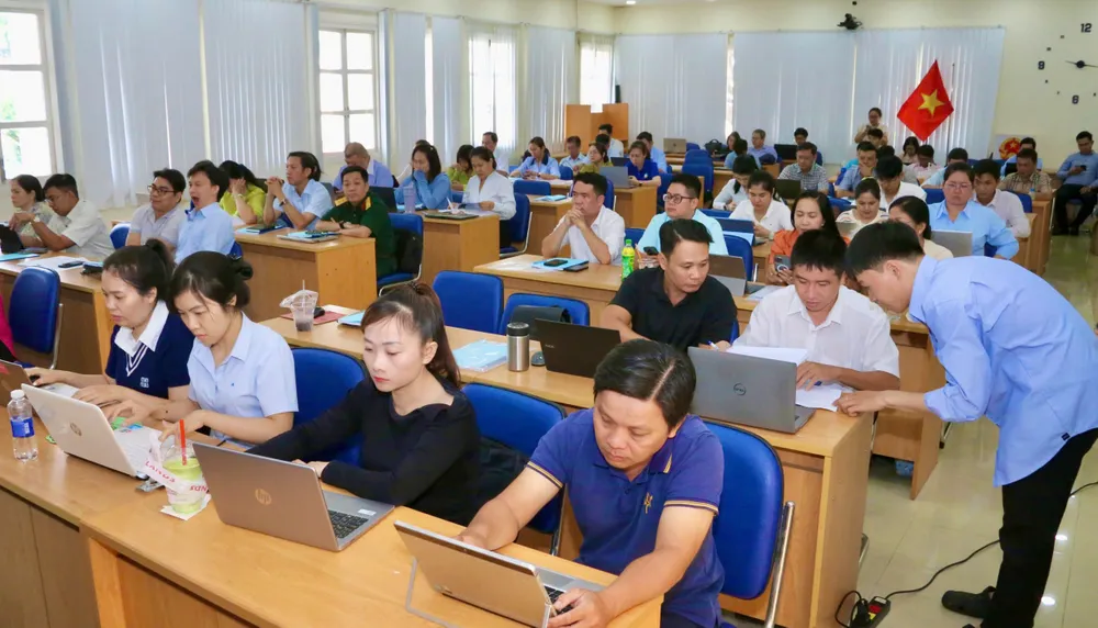 Cán bộ phường xã trên địa bàn TP tham dự lớp bồi dưỡng kiến thức cơ bản về AI. QUANG HUY