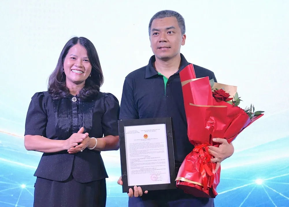 Phó Giám đốc Sở KH-CN TPHCM Nguyễn Hoàng Bảo Trân trao giấy chứng nhận doanh nghiệp KHCN cho đại diện công ty GreenNode. QUANG HUY