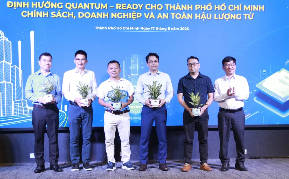 Phó Giám đốc Sở KH-CN TPHCM Trần Trọng Tuyên (ngoài cùng bên phải) tặng hoa cho các chuyên gia, diễn giả tại chương trình. QUANG HUY
