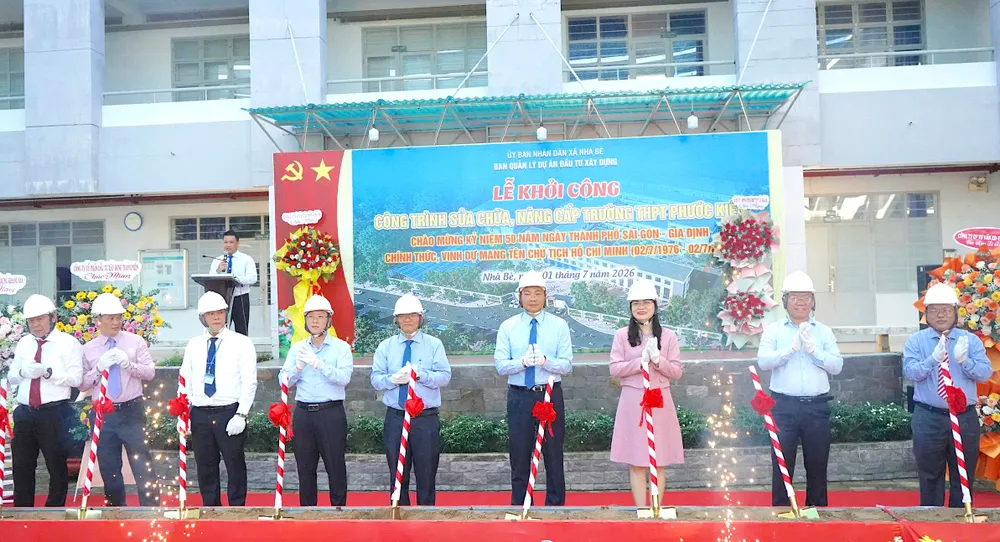 Các đại biểu thực hiện nghi thức khởi công cải tạo Trường THPT Phước Kiểng. Ảnh: QUANG HUY
