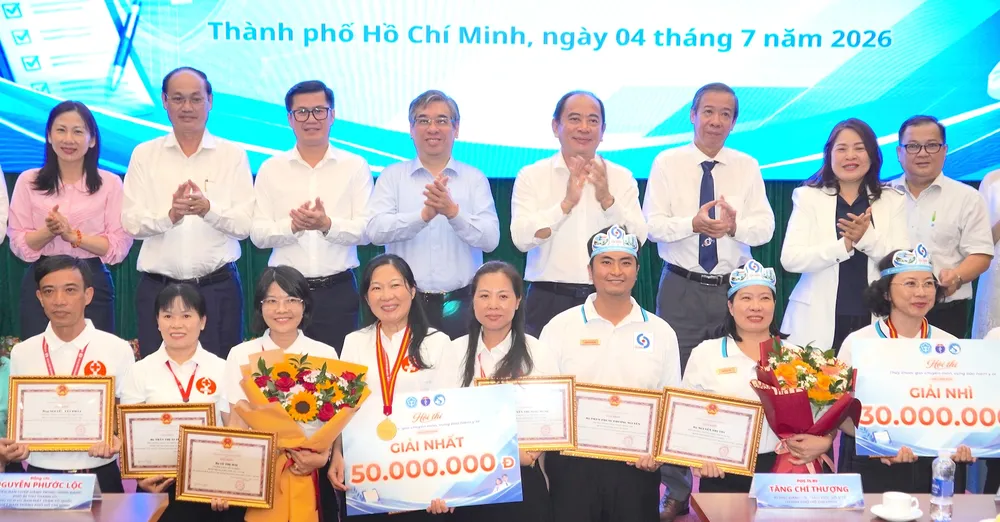 Đồng chí Nguyễn Phước Lộc và đại diện Sở Y tế TP trao giải cho các đội. QUANG HUY