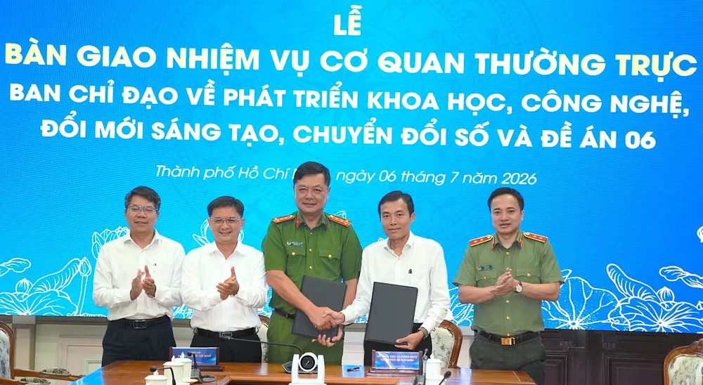 Các đồng chí lãnh đạo chứng kiến lễ ký kết bàn giao giữa 2 cơ quan. QUANG HUY