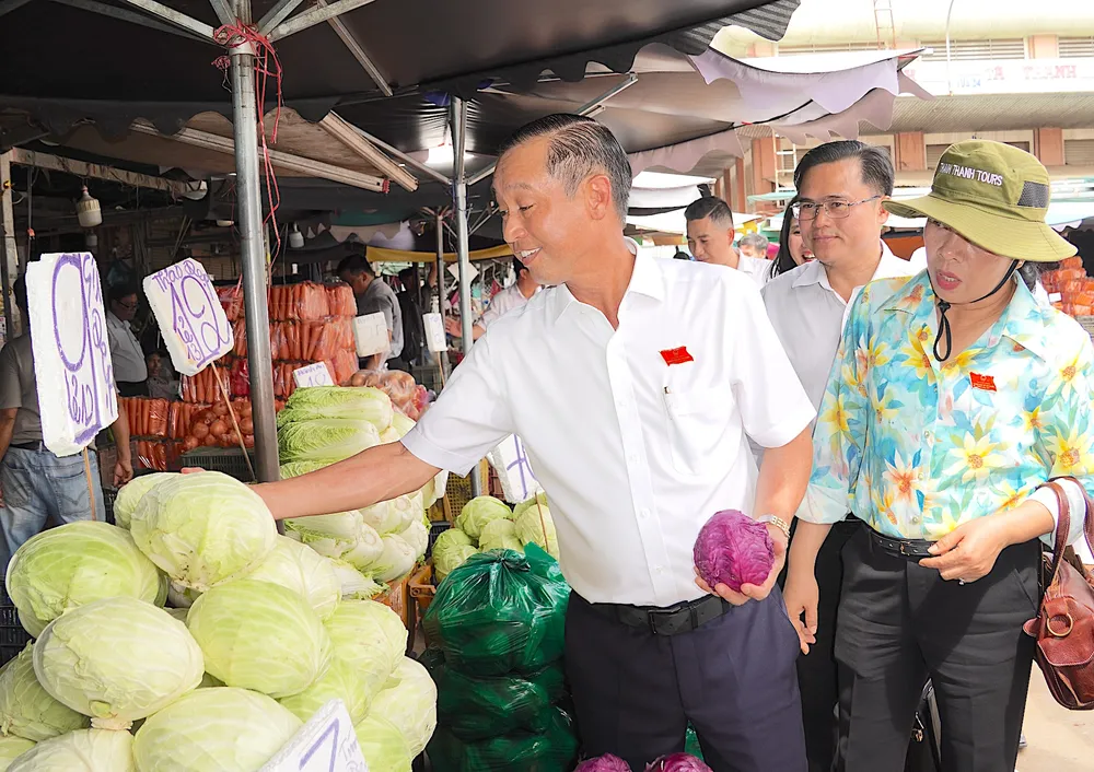 Đồng chí Huỳnh Thanh Nhân khảo sát ATTP tại chợ đầu mối nông sản thực phẩm Hóc Môn. QUANG HUY