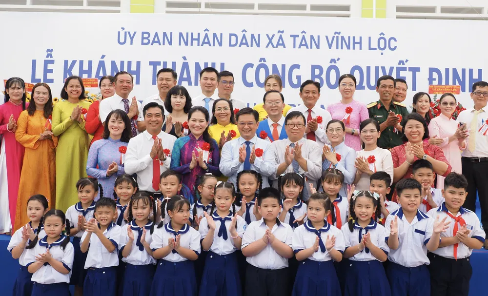 Các đại biểu và học sinh tại lễ khánh thành. HOÀNG HÙNG