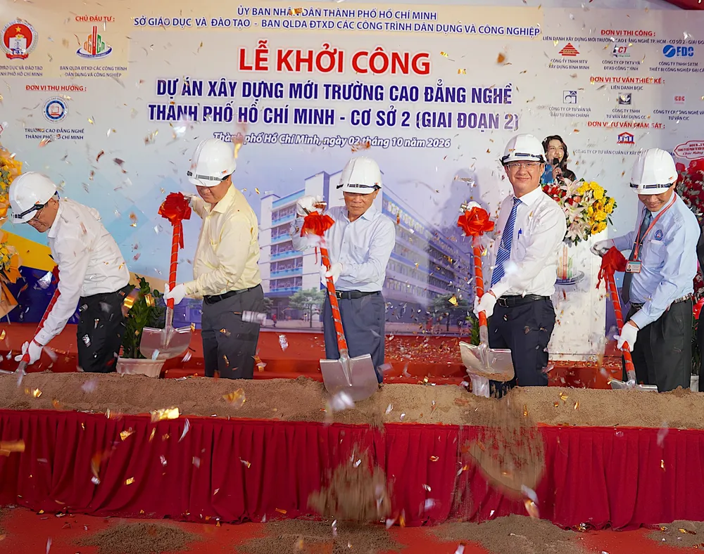 Các đại biểu thực hiện nghi thức khởi công. ẢNH QUANG HUY