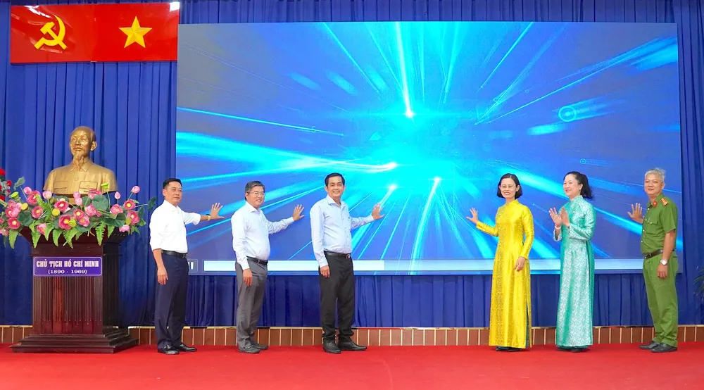 Các đại biểu bấm nút triển khai các công trình, mô hình số mới. QUANG HUY