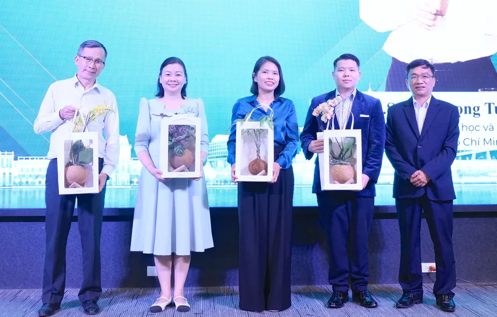 Phó Giám đốc Sở KH-CN TPHCM Trần Trọng Tuyên tặng quà lưu niệm cho các đại biểu. QUANG HUY
