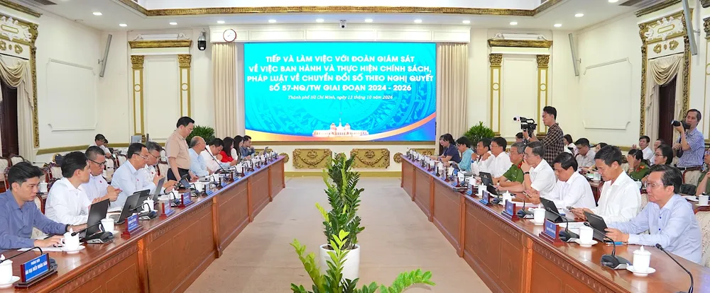 Đoàn Giám sát chuyên đề của Ủy ban KHCN-MT của Quốc hội làm việc với UBND TP. Ảnh: QUANG HUY