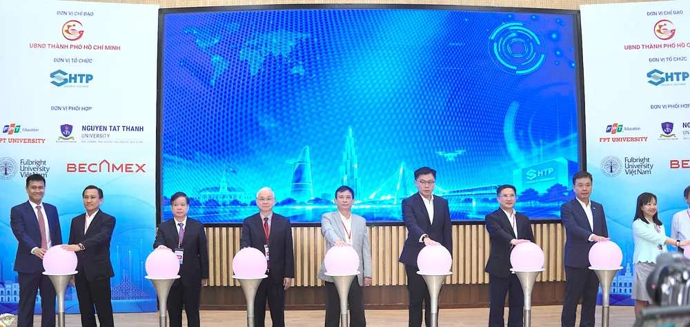 Các đại biểu thực hiện nghi thức trước khi hội nghị bắt đầu. QUANG HUY
