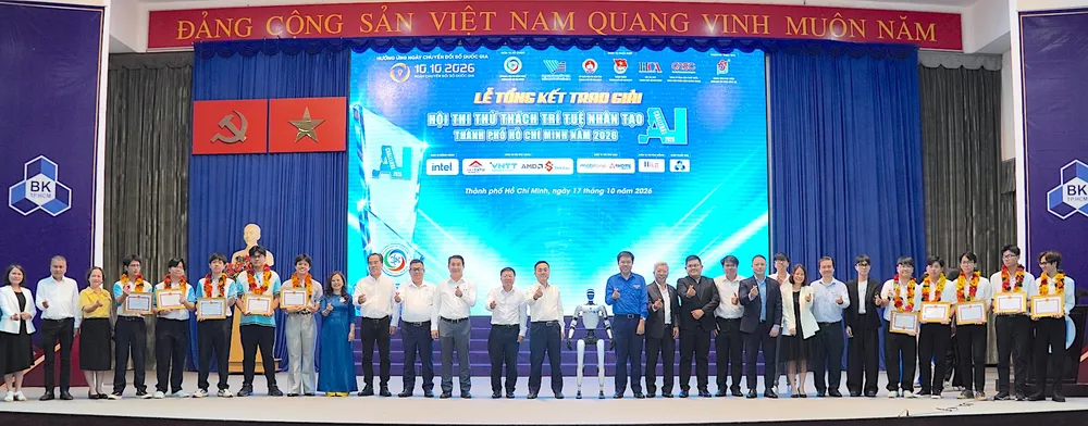 Đại biểu chụp hình cùng 2 đội đoạt giải nhất. QUANG HUY