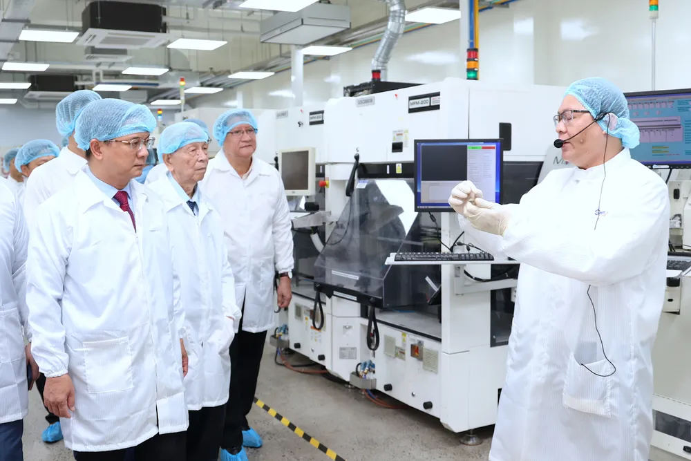 Phó Chủ tịch UBND TPHCM Nguyễn Mạnh Cường cùng đại biểu tham quan xưởng ATP Lab. QUANG HUY