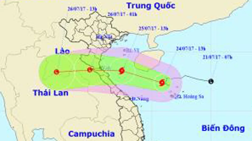 13 giờ ngày 25-7, tâm bão cách đất liền các tỉnh Thanh Hóa đến Quảng Bình khoảng 180km ảnh 1
