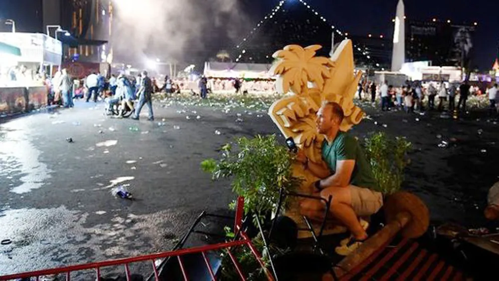 Vụ xả súng ở Las Vegas: Ít nhất 58 người chết, nghi phạm là người đàn ông 64 tuổi ảnh 18
