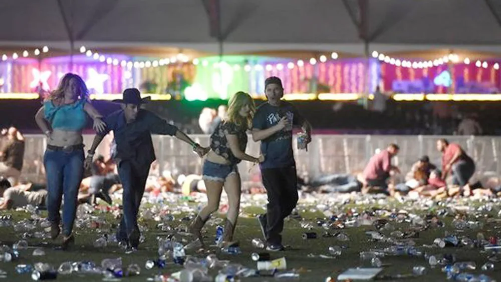 Vụ xả súng ở Las Vegas: Ít nhất 58 người chết, nghi phạm là người đàn ông 64 tuổi ảnh 17