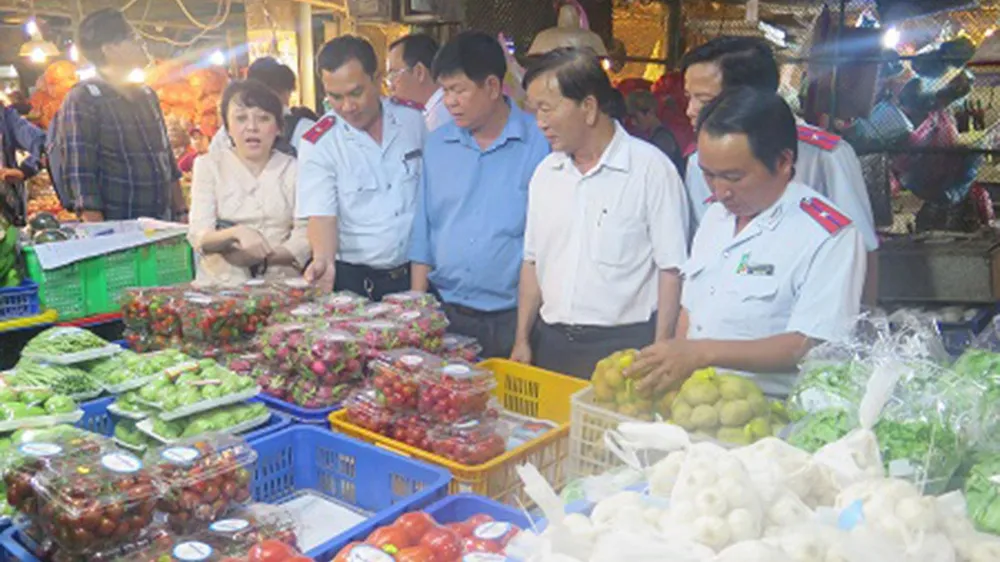 Kiểm soát thực phẩm để đảm bảo an toàn sức khỏe người tiêu dùng