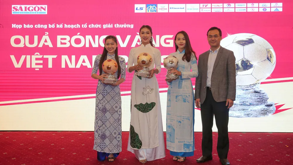 Hoa hậu Du lịch thế giới được yêu thích nhất năm 2019 đẹp rạng rỡ bên quả bóng vàng Việt Nam ảnh 8