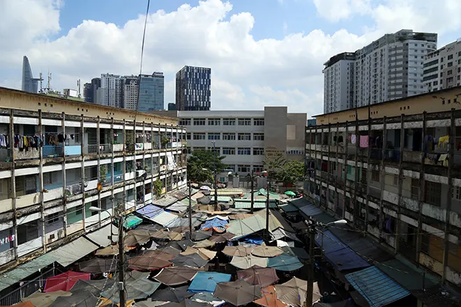 Việc cải tạo, xây dựng chung cư cũ đang giậm chân tại chỗ trong hàng chục năm qua vì vướng nhiều quy định. Ảnh: DV