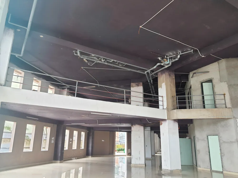 Cận cảnh chung cư xây dựng 10 năm chưa xong đã cho dân vào ở ảnh 1