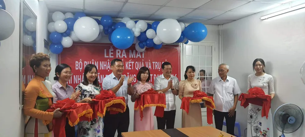 Giám đốc Sở TNMT Nguyễn Toàn Thắng (thứ 6 từ trái qua) cùng các đại biểu cắt băng khánh thành.