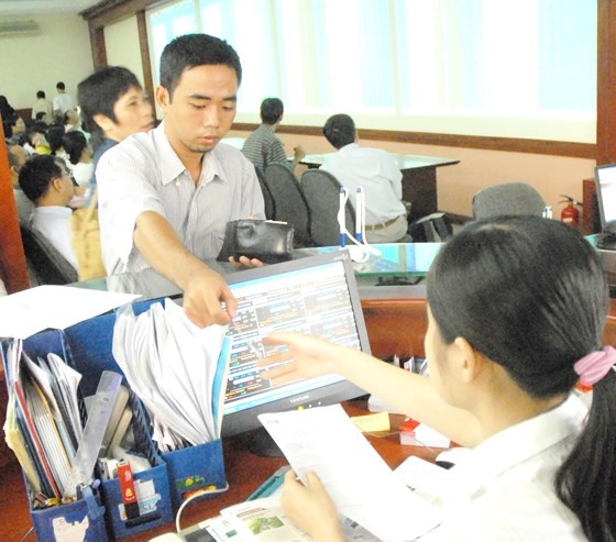 Investors trade stocks at a securities company. (Photo: SGGP)