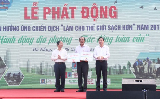 Program to clean up beach in Da Nang attracts more than 2,000 people ảnh 1
