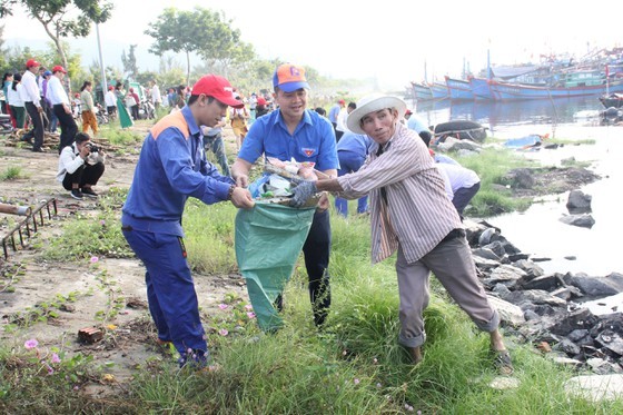Program to clean up beach in Da Nang attracts more than 2,000 people ảnh 2
