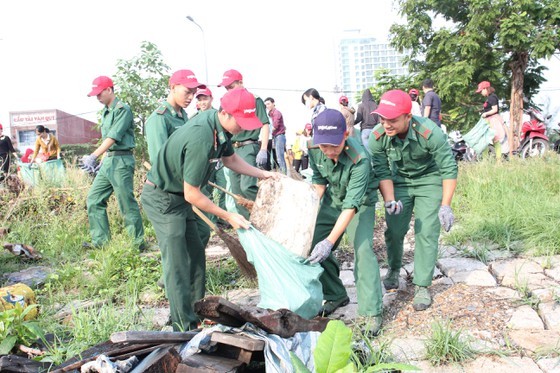 Program to clean up beach in Da Nang attracts more than 2,000 people ảnh 3