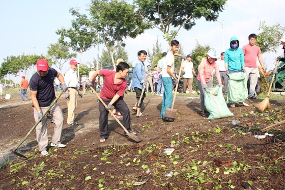 Program to clean up beach in Da Nang attracts more than 2,000 people ảnh 4