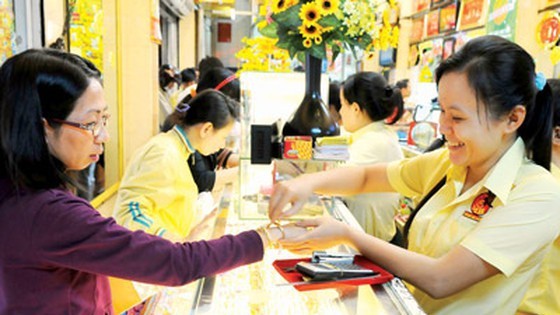 Gold regains, stocks plummet heavily