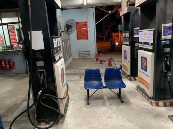 Petrol prices surge by nearly VND900 per liter ảnh 1