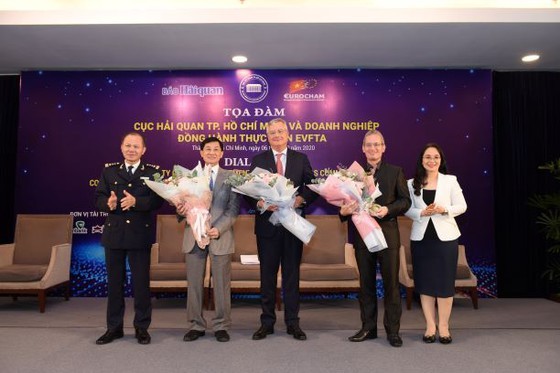 Chances for Vietnamese people to buy luxury goods at low prices: seminar ảnh 2