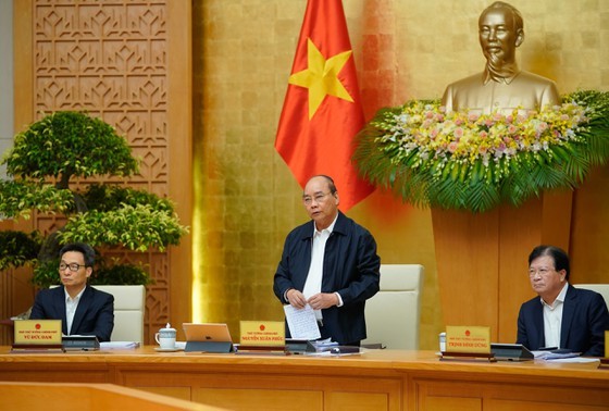 PM orders to accelerate economic recovery, striving for growth of 2.5-3 percent ảnh 1