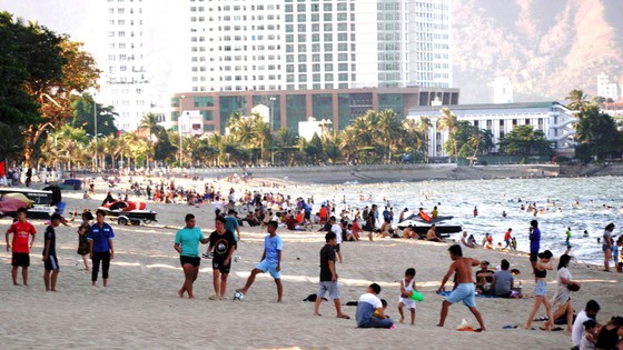 The beach in Nha Trang City becomes crowded again. (Photo: SGGP)