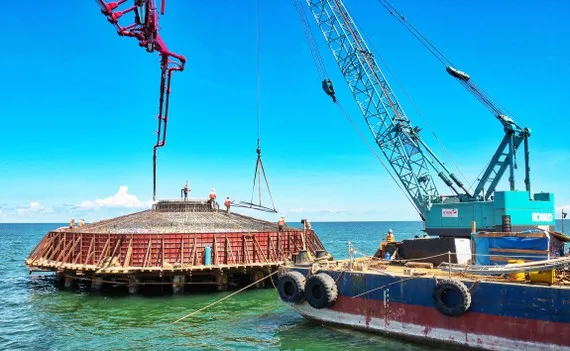 Wind turbine construction in Bac Lieu Province. (Photo: SGGP)