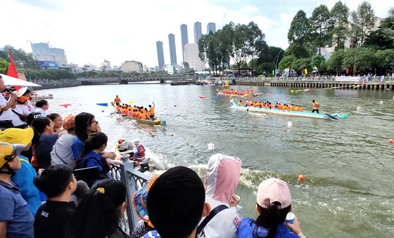 The new pace of life along canals in HCMC ảnh 1