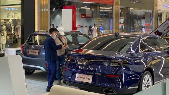 Automotive market enters year-end sales ảnh 1