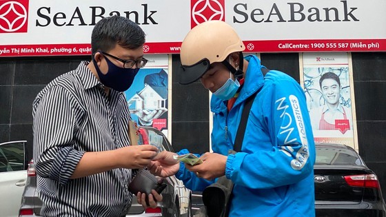 Commercial banks rush to list on stock exchanges ảnh 1