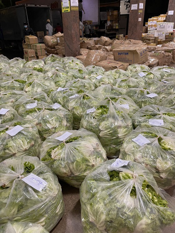Zero-dong vegetables massively flock to HCMC from Da Lat ảnh 6