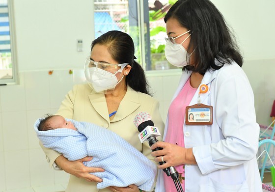 HCMC People’s Council gives 376 medicine bags to support families ảnh 3