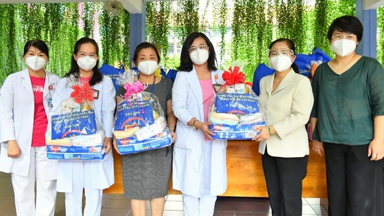HCMC People’s Council gives 376 medicine bags to support families ảnh 2