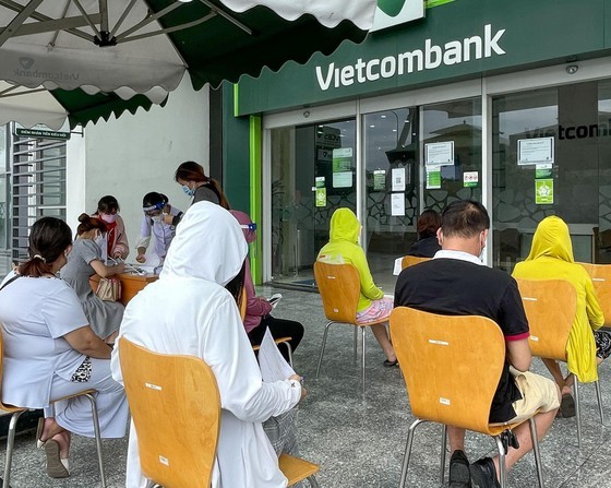 Citizens in districts 7, Cu Chi, Can Gio delighted as business activities resume ảnh 3