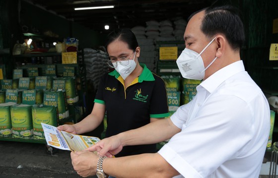 Citizens in districts 7, Cu Chi, Can Gio delighted as business activities resume ảnh 1