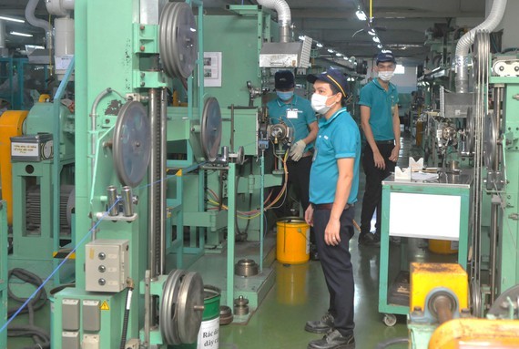 Enterprises flexibly maintain production to retain partners ảnh 1