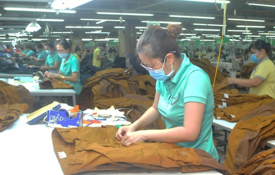 Enterprises flexibly maintain production to retain partners ảnh 2